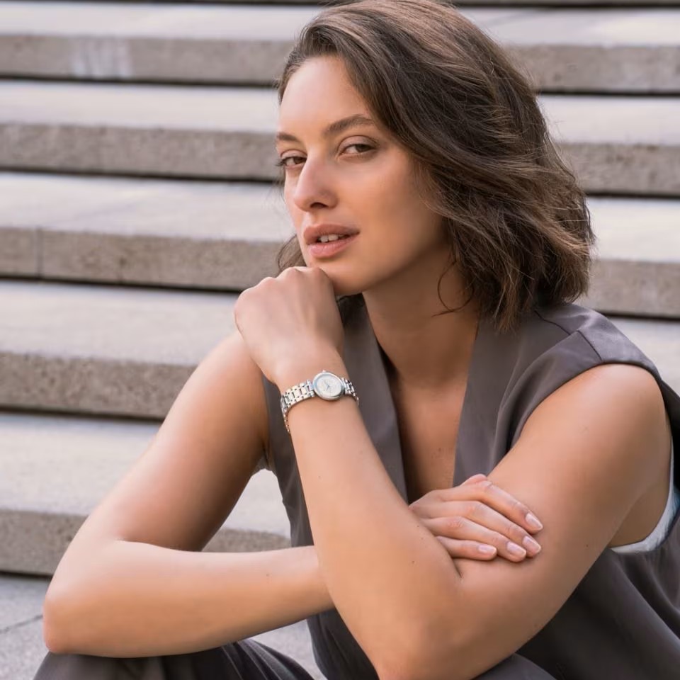 Femme présentant montre Balmain Haute Elegance