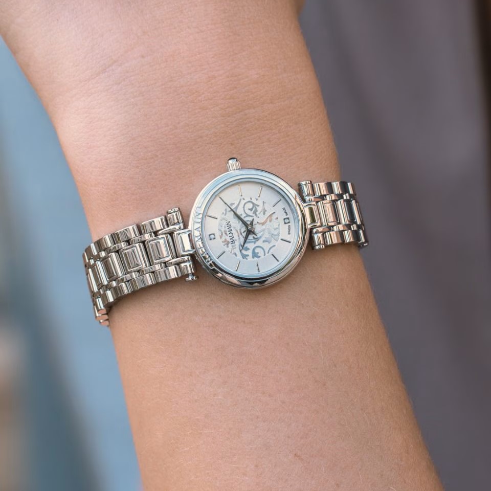 Montre Balmain Haute Elegance au poignet.