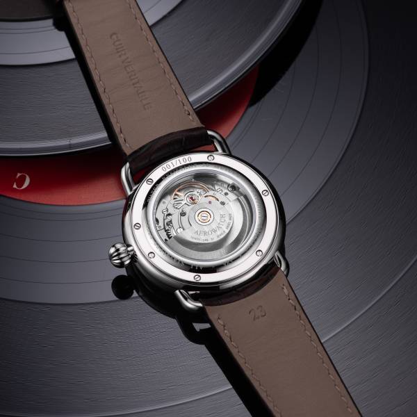 Montre-bracelet mécanique de luxe sur fond texturé.