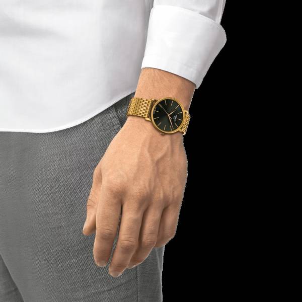 Homme avec montre dorée élégante.