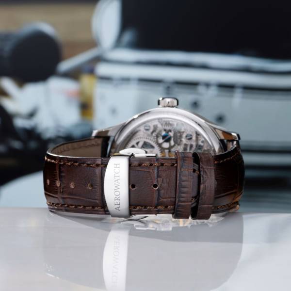Montre Aerowatch Renaissance, squelette, bracelet en cuir brun.