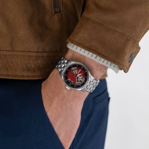 Montre Hamilton Jazzmaster Open Heart rouge, poignet homme.