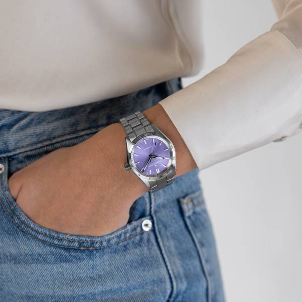 Montre HAMILTON JAZZMASTER, cadran violet, portée au poignet.