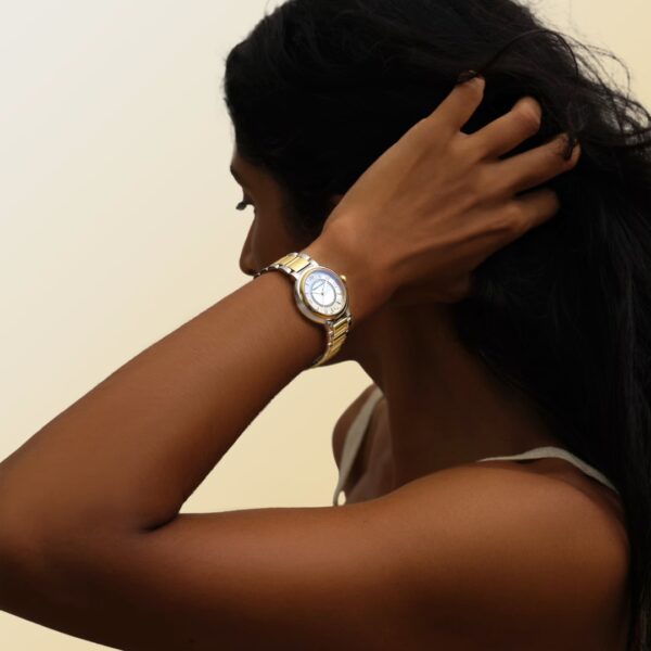 Montre Maurice Lacroix FIABA Duotone 32mm au poignet.
