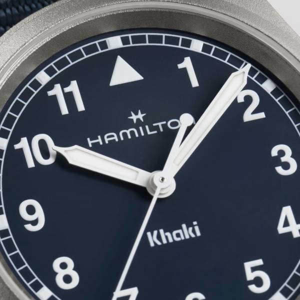 Montre Hamilton Khaki Field Quartz 33mm, cadran bleu.