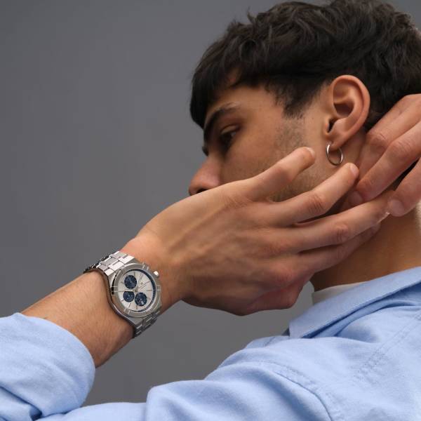 Homme présentant montre Maurice Lacroix AIKON 42 mm