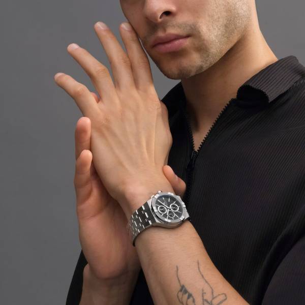 Homme portant montre Maurice Lacroix AIKON Quartz Chronographe 42 mm