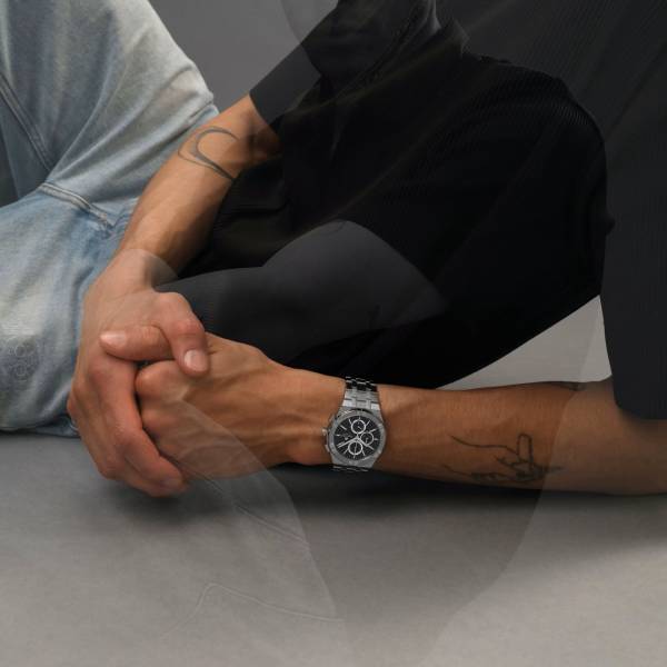 Homme avec montre Maurice Lacroix AIKON Quartz Chronograph 42 mm
