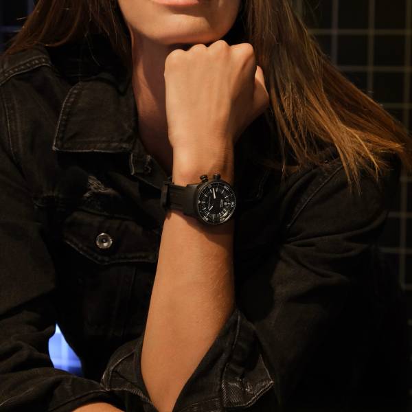 Montre Maurice Lacroix PONTOS S DIVER noire au poignet.