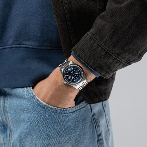 Montre Hamilton Khaki Field Auto Date 42mm au poignet.