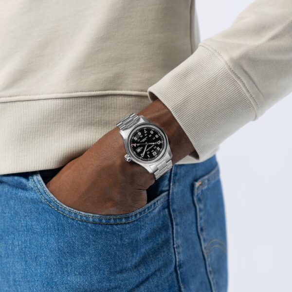 Homme présentant montre Hamilton Khaki Field Auto Date 42mm
