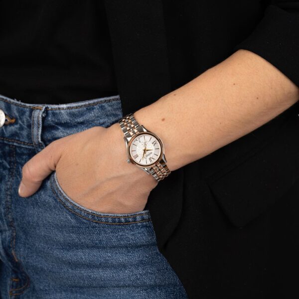 Montre Balmain Beleganza 27mm au poignet féminin