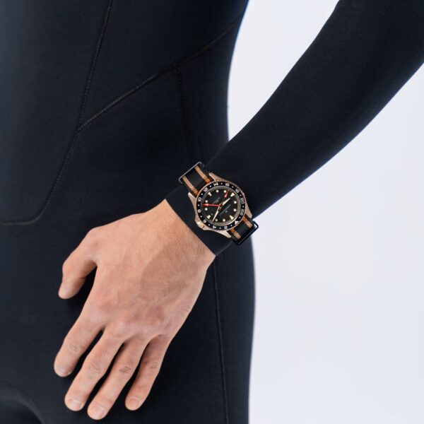 Montre Hamilton Khaki Navy Scuba GMT sur poignet