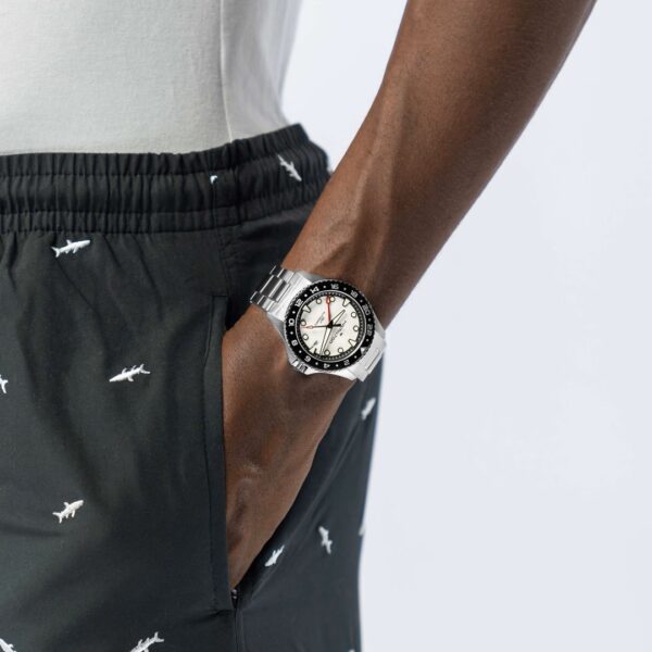 Montre Hamilton Khaki Navy Scuba GMT au poignet
