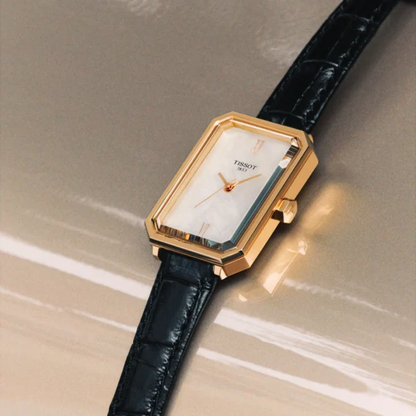 Montre Tissot SRV Nacre 30mm, cadran rectangulaire doré