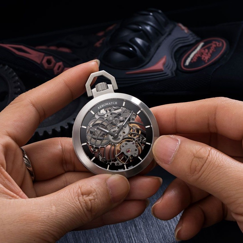 Montre Aerowatch Lépine Squelette mécanique tenue en main
