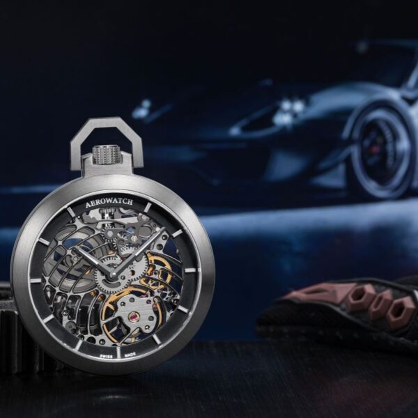 Montre Aerowatch Lépine Squelette devant voiture sportive