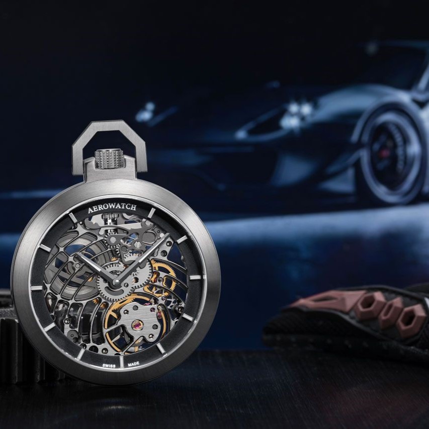 Montre Aerowatch Lépine Squelette devant voiture sportive
