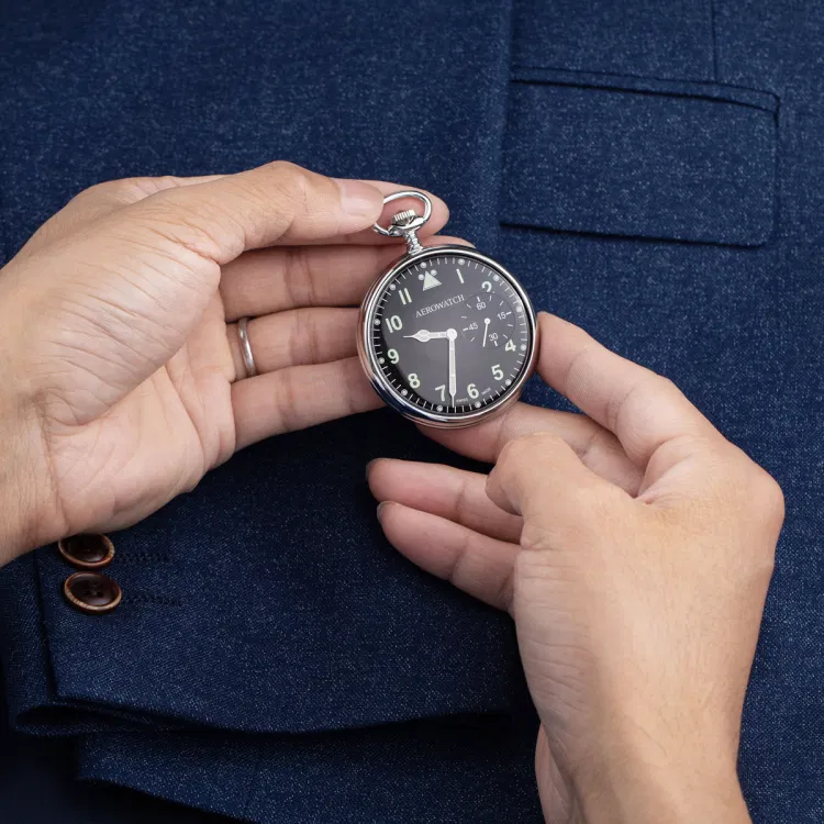 Montre de poche Aerowatch Lépine Pilote tenue en main