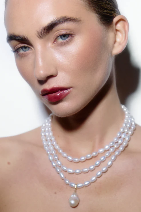 3-reihige Amore-Halskette mit Drop aus 750/18 kt Gelbgold mit Süßwasserperlen