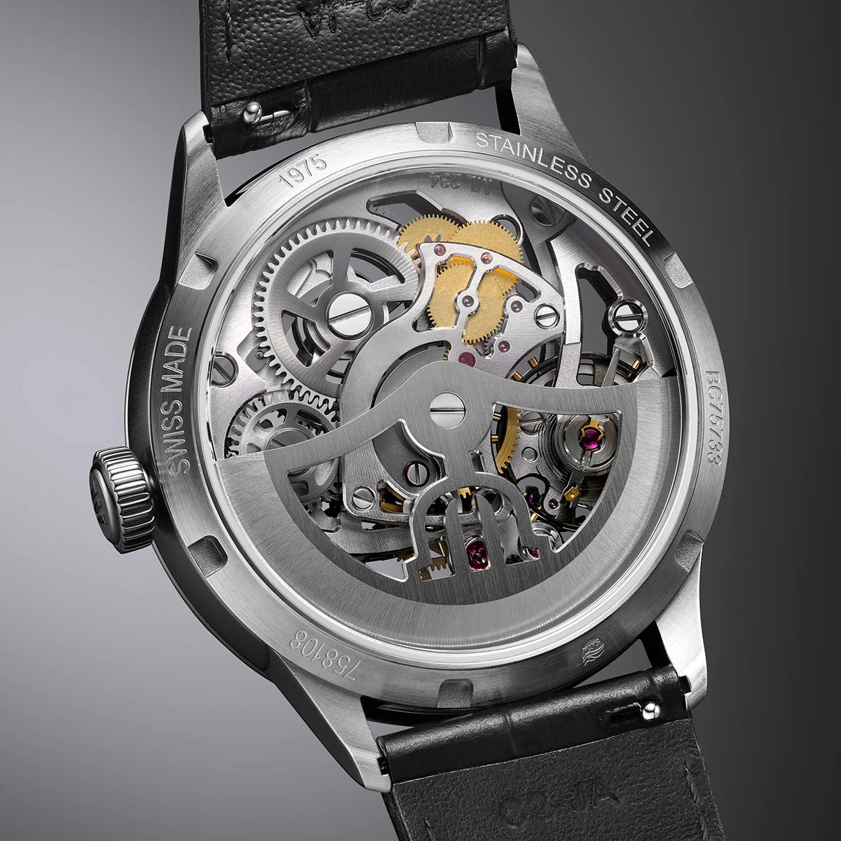 Sichtbares mechanisches Uhrwerk auf der Rückseite einer Schweizer Uhr