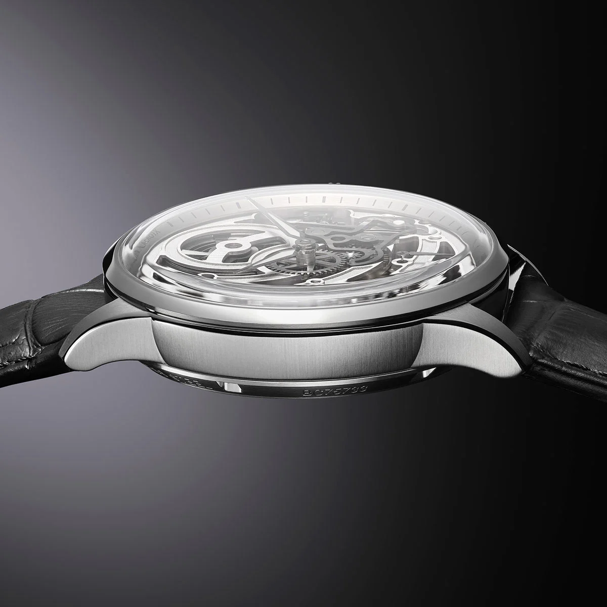 Mechanische Skelettuhr an schwarzem Lederarmband