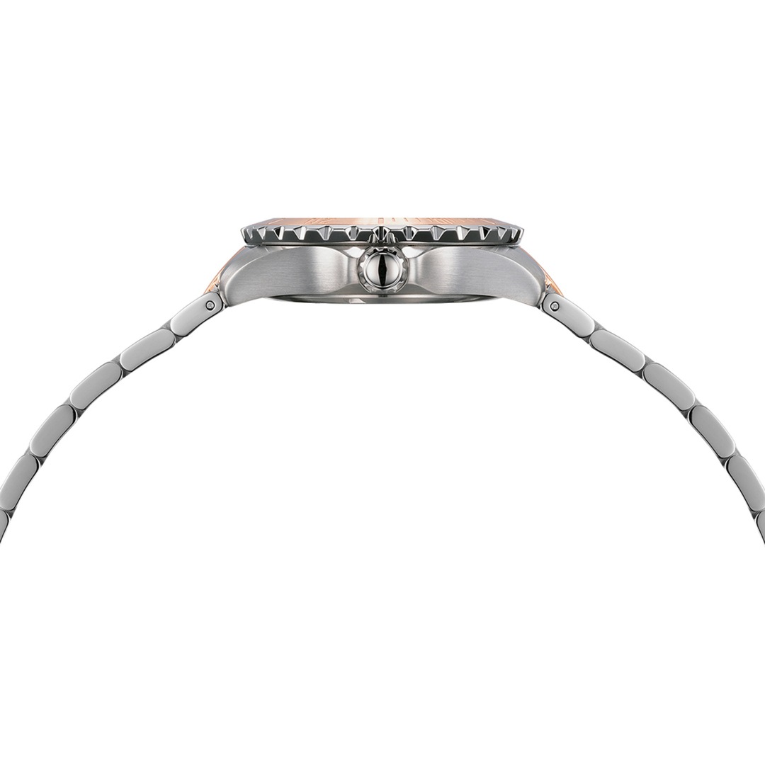 Vue latérale d’une montre en acier avec bracelet métallique