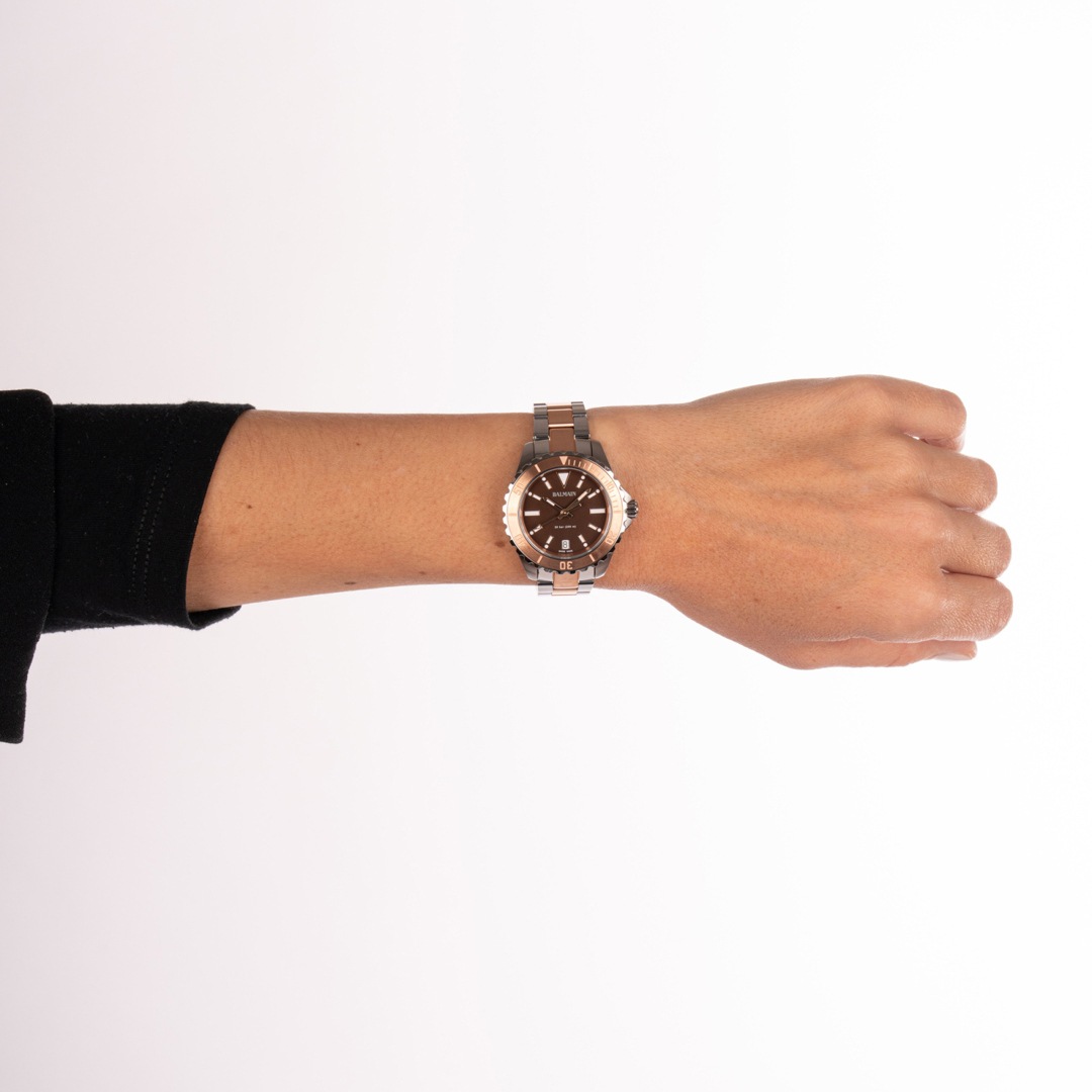 Montre Balmain bicolore portée au poignet