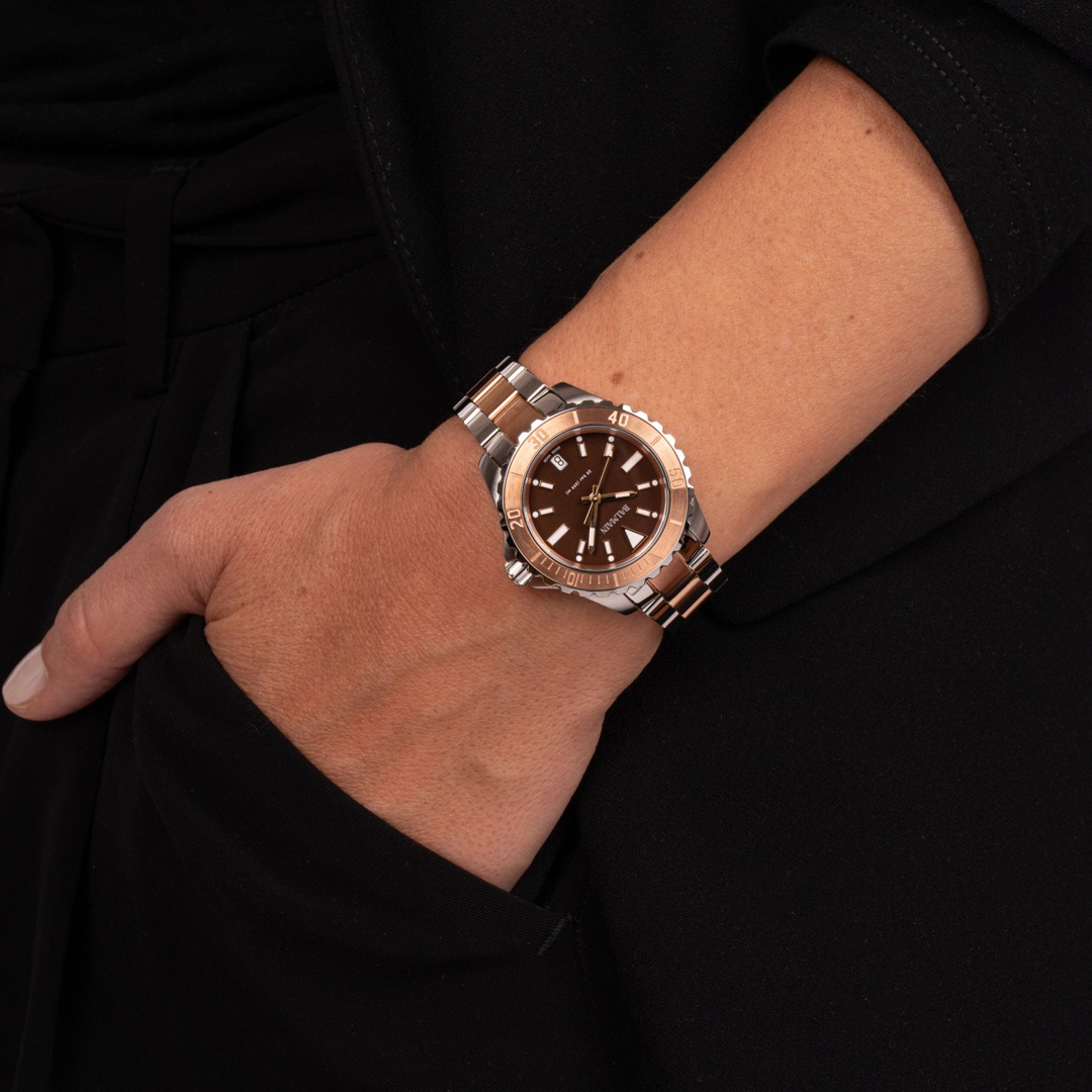 Montre bicolore au poignet sur tenue noire