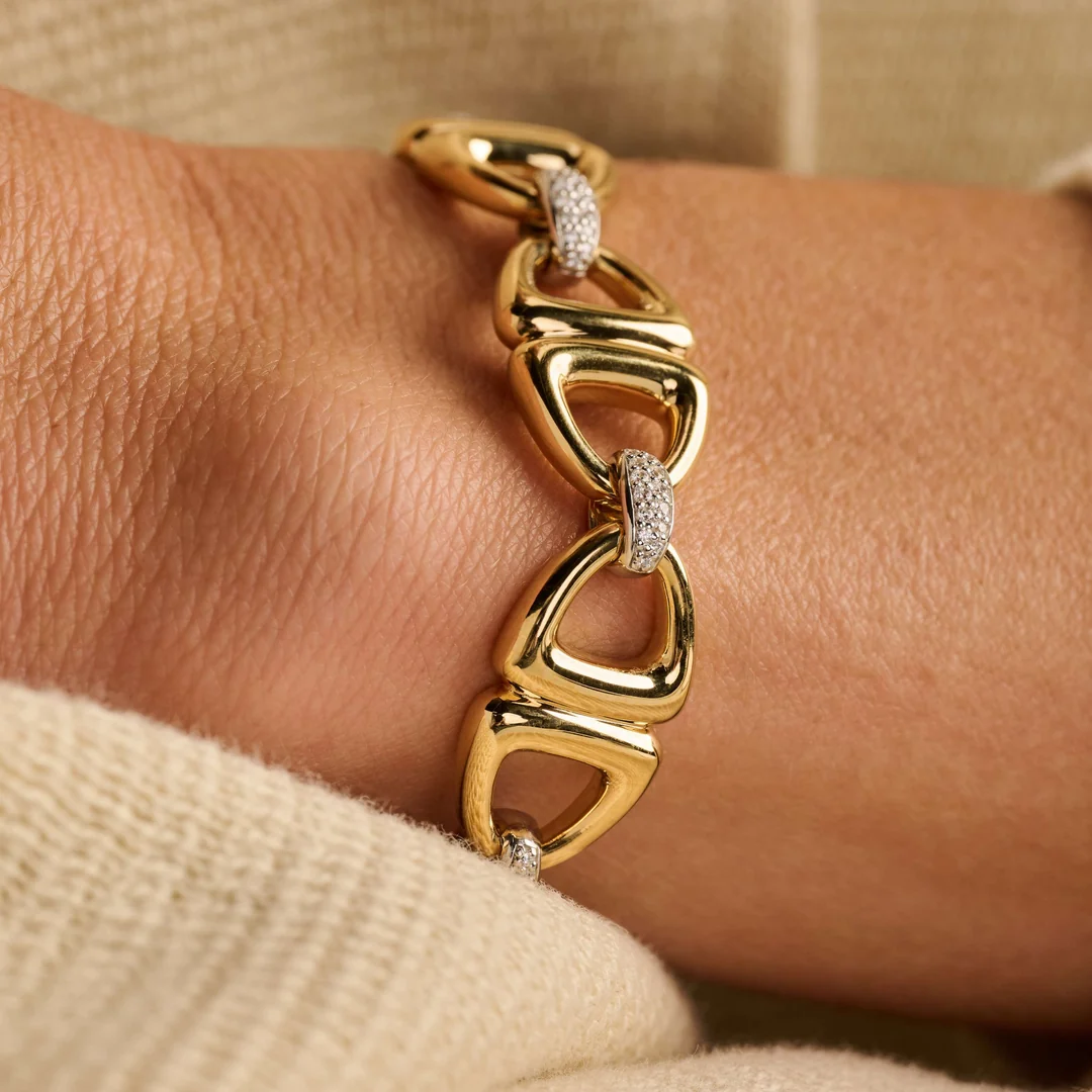 Goldenes Armband mit geometrischen, kristallbesetzten Gliedern