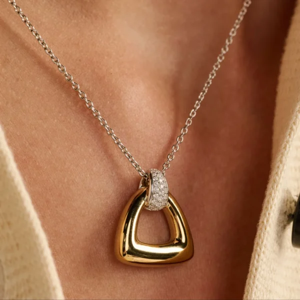 Goldener Dreiecksanhänger an silberner Kette mit Diamantbesatz