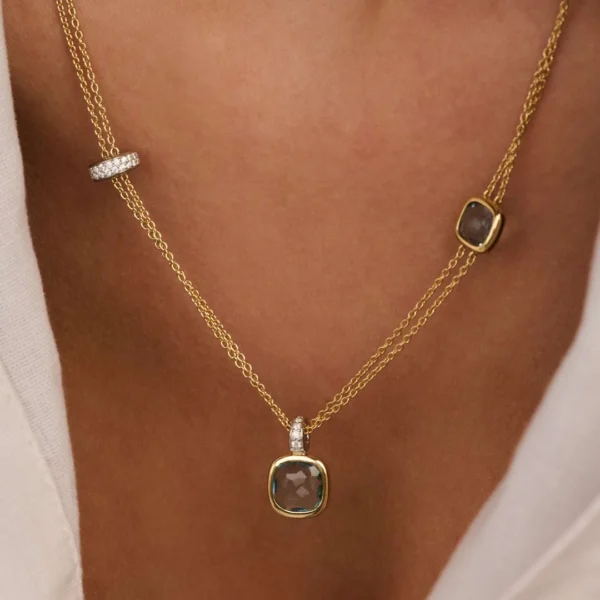 Goldfarbenes Collier mit Doppel-Kette und grauem Steinanhänger