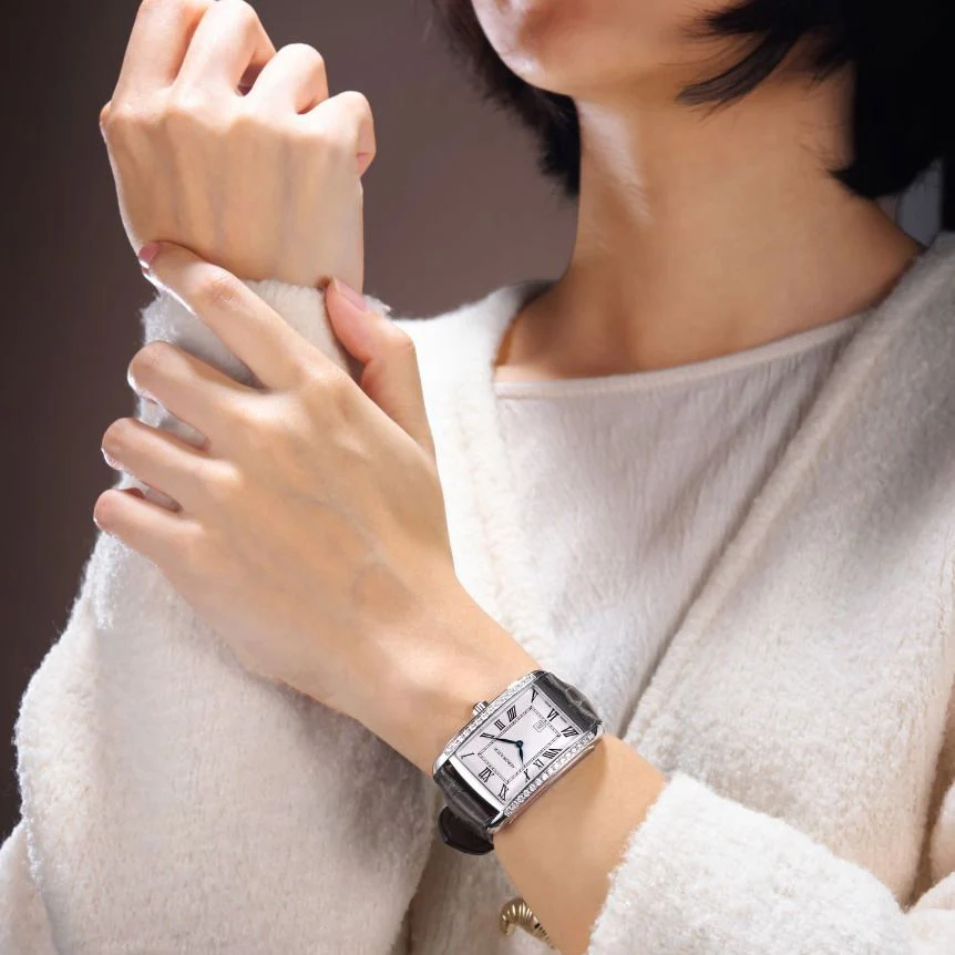 49988 aa01 dia wrist 1 Femme portant une montre rectangulaire argentée au poignet