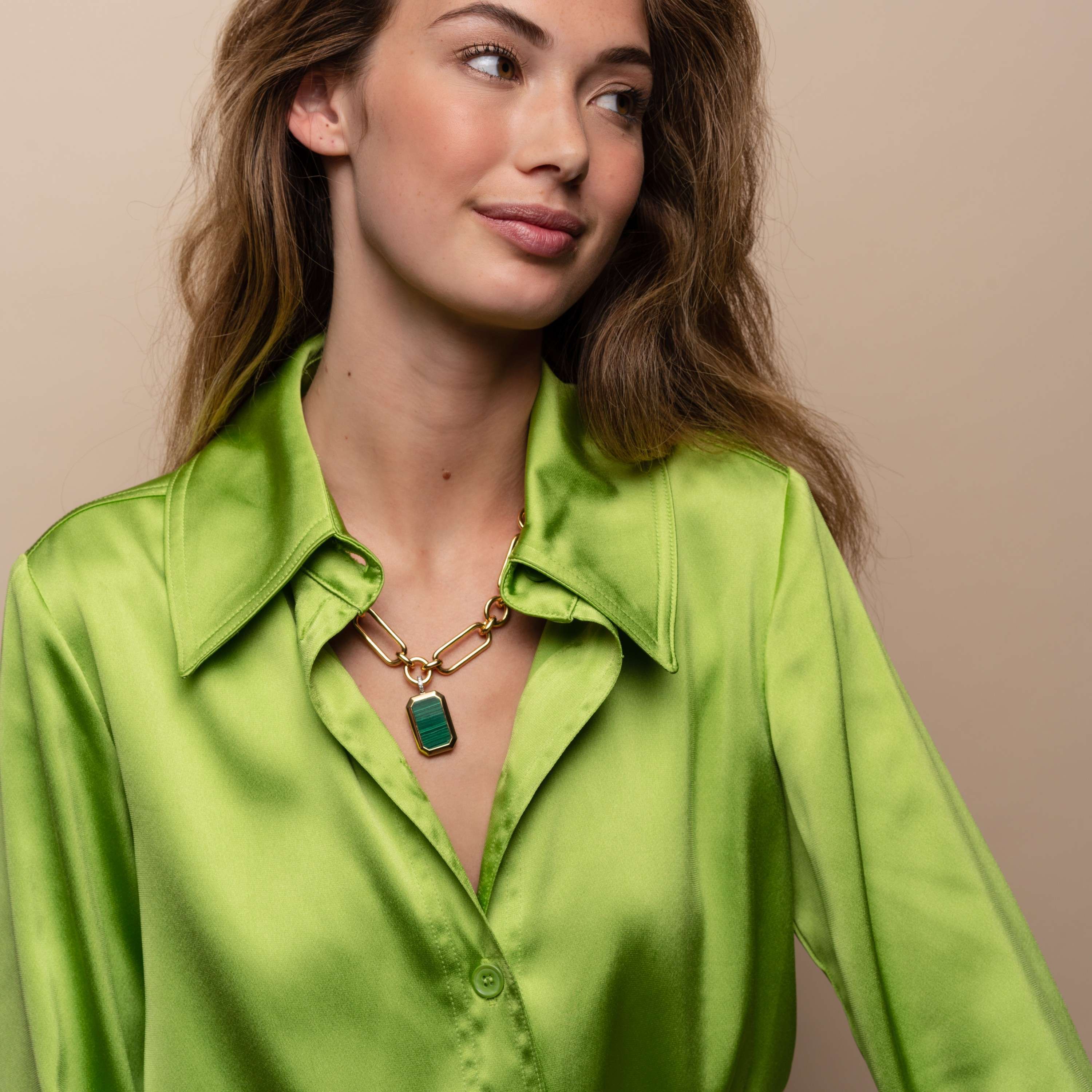 6809ma 7 Portrait de femme en chemise vert vif