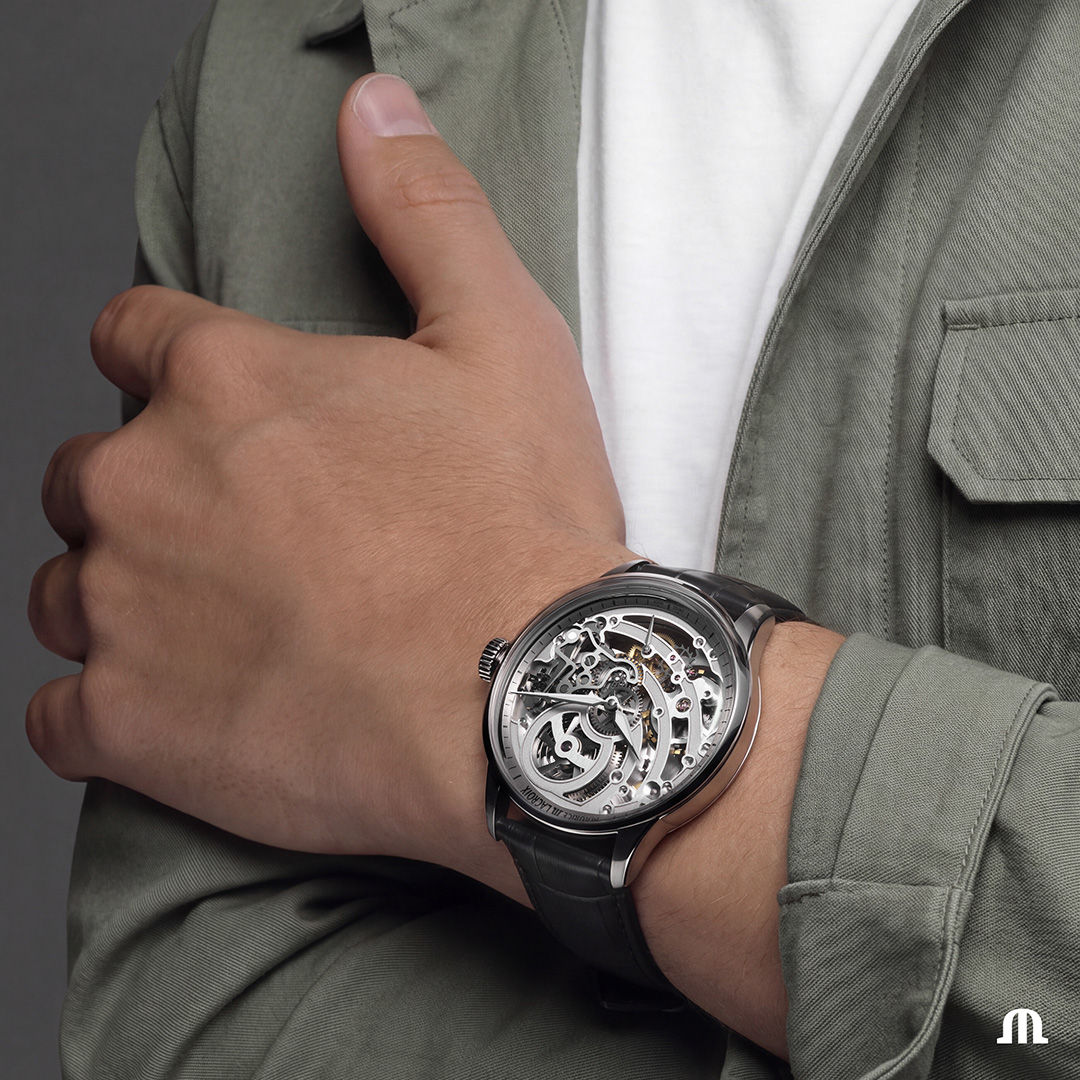 758108 s1s12 002 3 1080x1080 5 Montre mécanique squelette au poignet d’un homme