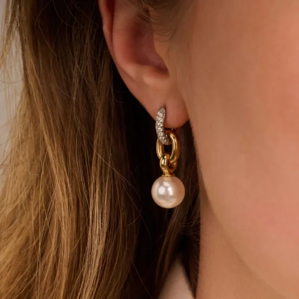 Goldener Ohrring mit Perle und Kristallen