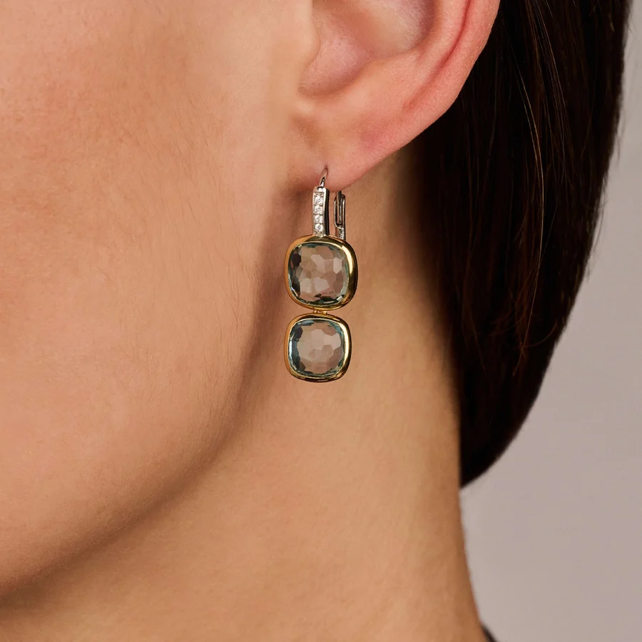 Boucle d’oreille pendante à deux pierres facettées
