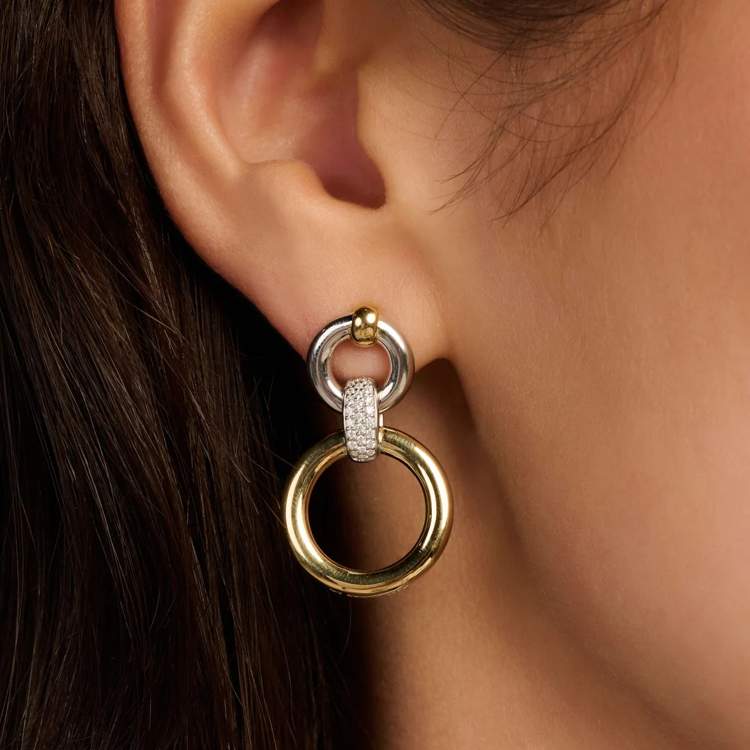 Boucle d’oreille pendante à anneaux dorés et argentés