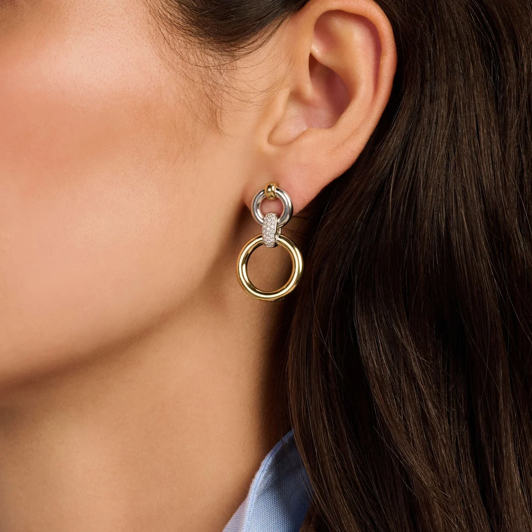 Boucle d’oreille pendante bicolore en or et diamants