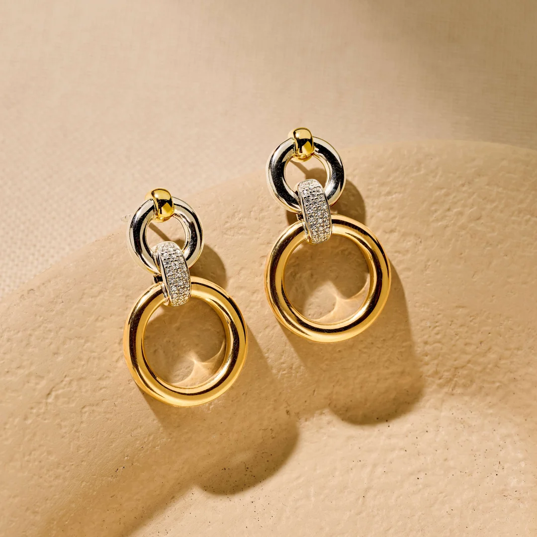 Boucles d’oreilles dorées à anneaux et cristaux