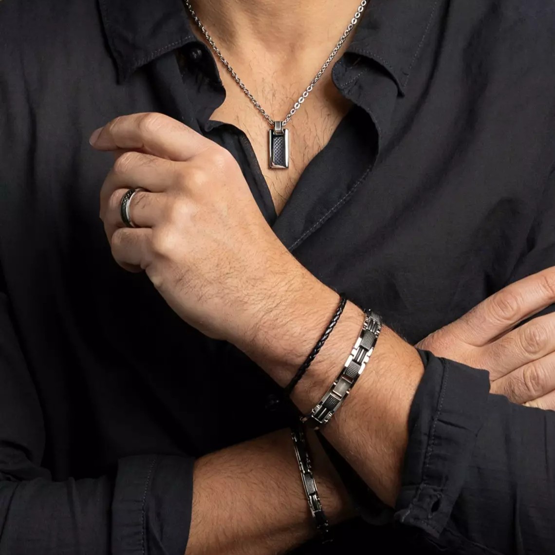 bijoux homme lediamant.ch Homme portant bijoux masculins argentés et chemise noire