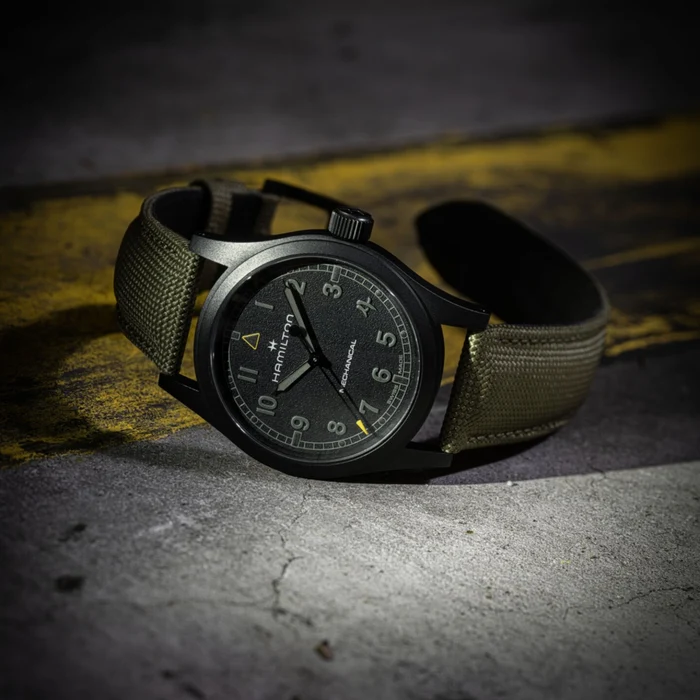 Montre Hamilton kaki à cadran noir sur béton