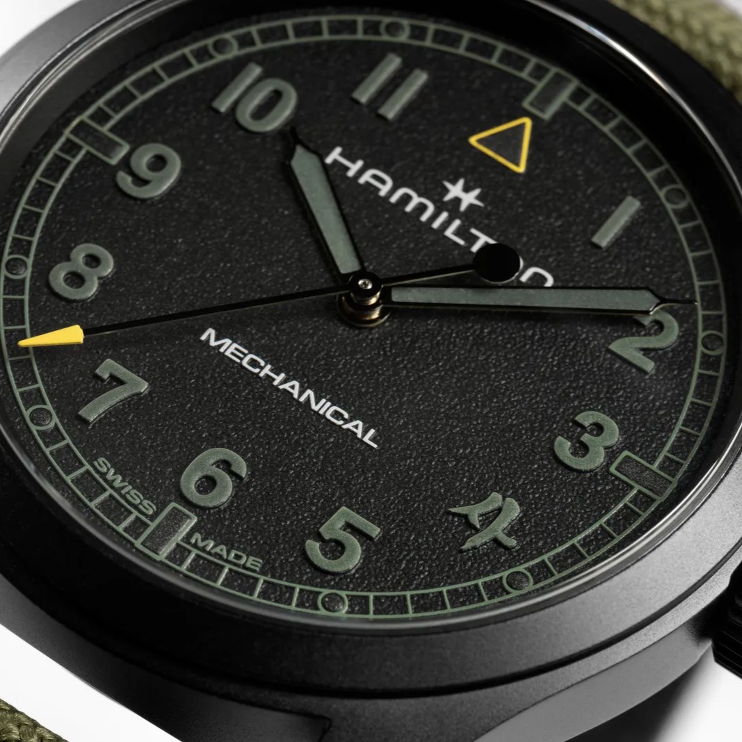 Gros plan d’une montre Hamilton mécanique noire