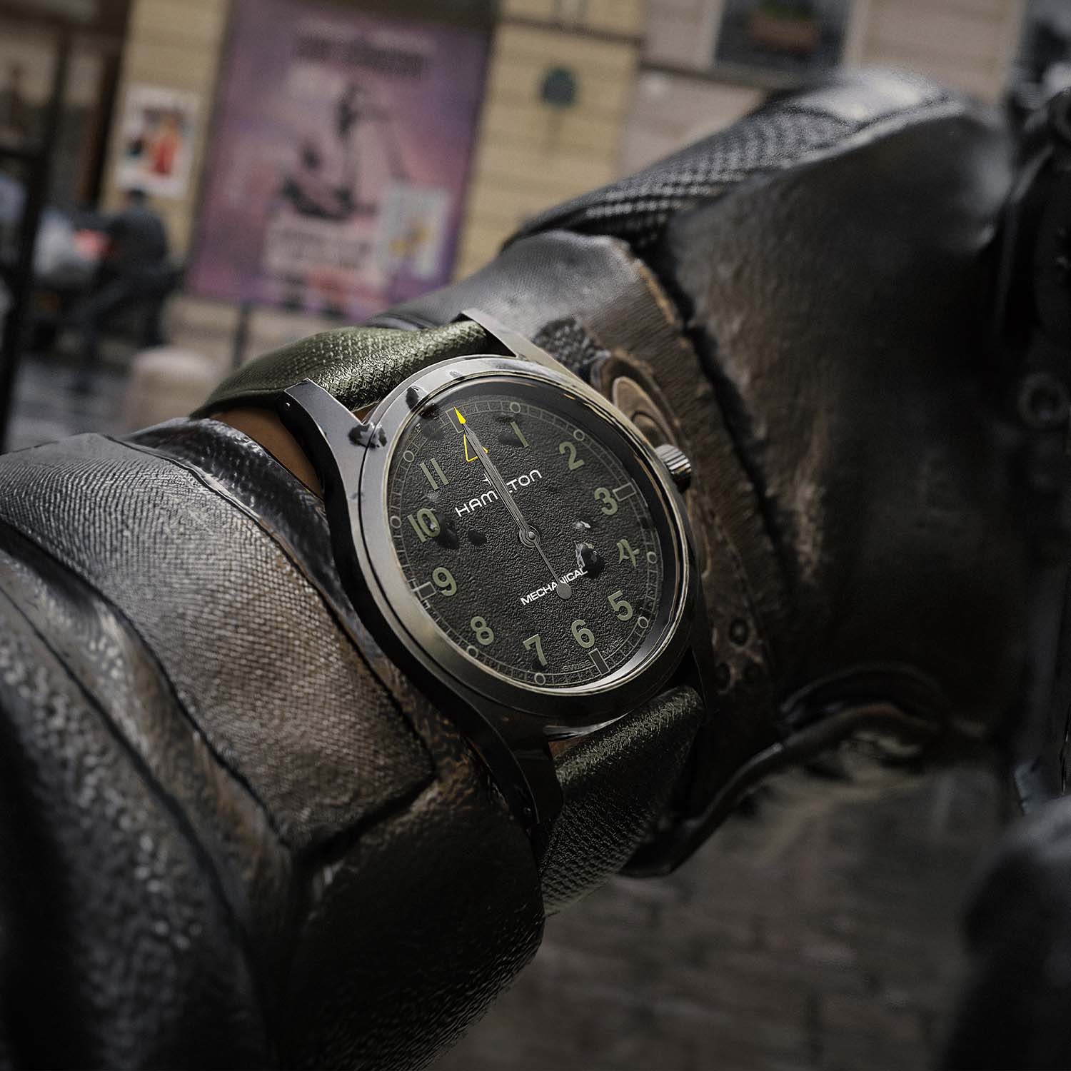 Montre Hamilton noire portée avec des gants en cuir