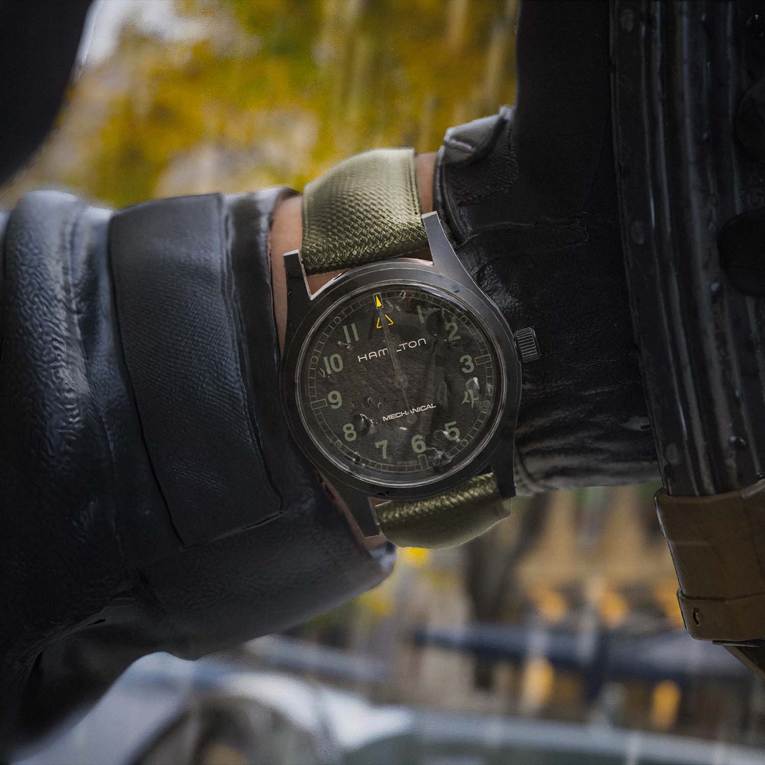 Montre mécanique Hamilton au bracelet kaki portée au poignet
