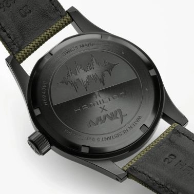 Dos gravé d’une montre Hamilton noire à bracelet textile