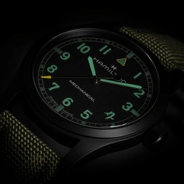 Montre Hamilton Khaki mécanique sur fond sombre